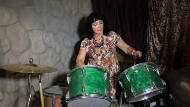 大人の女性が楽しい ガレージや地下室で古いビンテージ ドラムを再生することを学ぶ — ストック動画