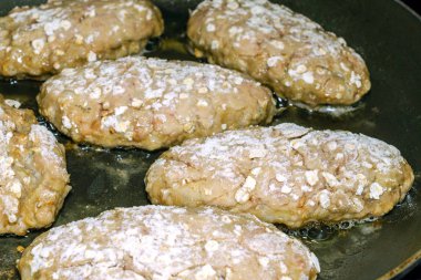 Lezzetli sulu ev yapımı beşamel sos bir tavada pişirilir. Kaynayan yağ. Seçici odak. Yakın çekim.