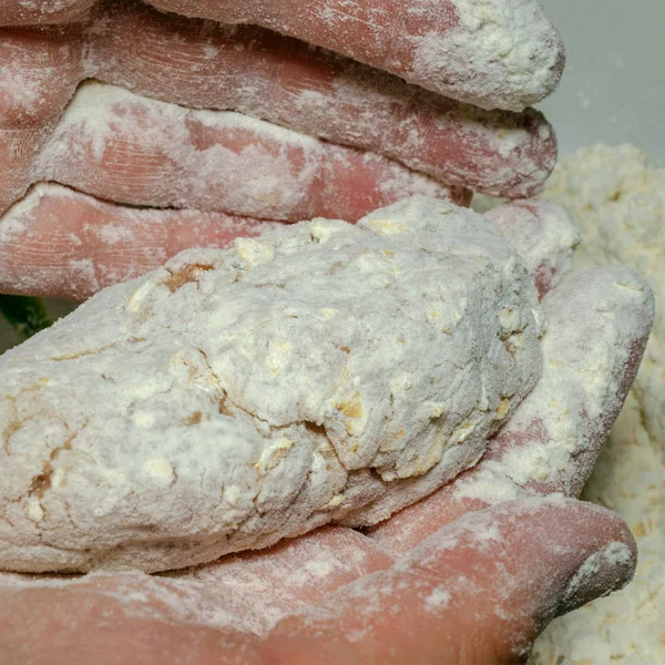 Menschenhände Bereiten Köstliche Saftige Hausgemachte Schnitzel Oder Ein Teigprodukt Selektiver — Stockfoto