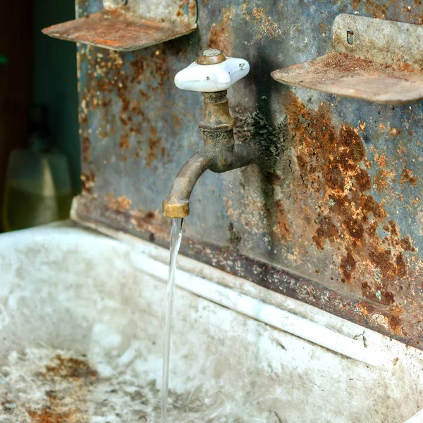 Acqua Scorre Rubinetto Retrò Idraulico Vecchio Lavandino Lavabo Vintage All — Foto Stock