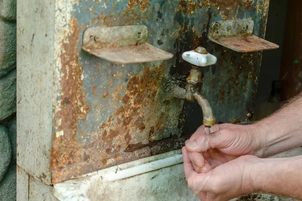 Agua Fluye Grifo Plomería Retro Viejo Fregadero Que Hombre Lava — Foto de Stock