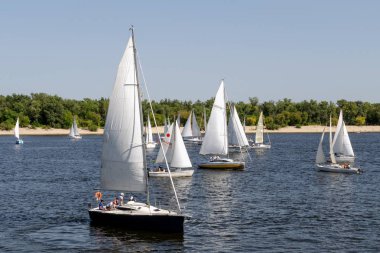 Kiev, Ukrayna, Ağustos 2018: - birçok yüzen güzel Yatlar orta boy ekip, Dinyeper Nehri üzerinde yelken. Modern su taşıma. Yatay.