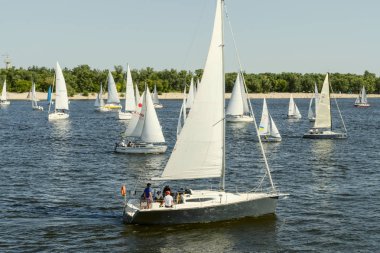 Kiev, Ukrayna, Ağustos 2018: - birçok yüzen güzel Yatlar orta boy ekip, Dinyeper Nehri üzerinde yelken. Modern su taşıma. Yatay.