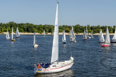 Kiev, Ukrayna, Ağustos 2018: - birçok yüzen güzel Yatlar orta boy ekip, Dinyeper Nehri üzerinde yelken. Modern su taşıma. Yatay.