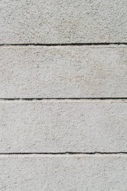 Yatay çizgili bir kaba gri beton duvar dokusu. Tasarım için zemin. Arka plan. Dikey. Yakın çekim.