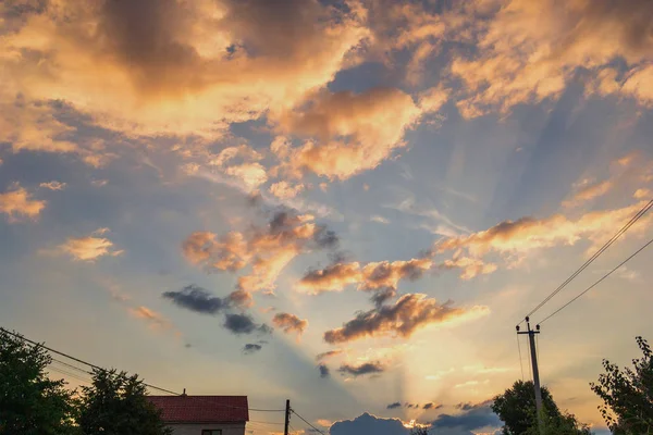 Belo Pôr Sol Vermelho Sobre Aldeia Luz Sol Destaca Nuvens — Fotografia de Stock