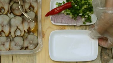 Ev yapımı atıştırmak füme uskumru üzerinden hazırlanması. El bir tabak içinde paketinden füme balık hazırlamak ve soğan yemek süslemeleri.