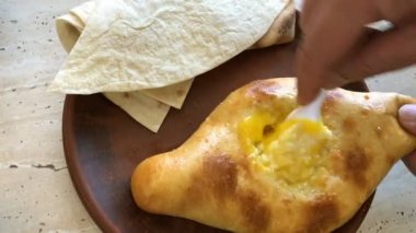 Yumurta ile Khachapuri yakın çekim: geleneksel Gürcü ve Ermeni pasta suluguni peynir ve yumurta ile. Ekmek yerine hizmet verdi. Doğu mutfağı. Sokak gıda.