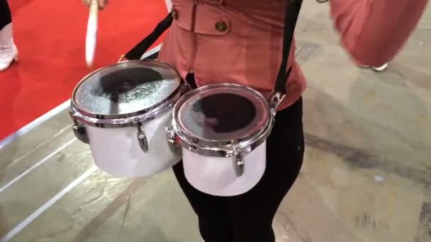 キエフ ウクライナ 2018年 ドラマーのノックでドラムのスティックと行進 — ストック動画