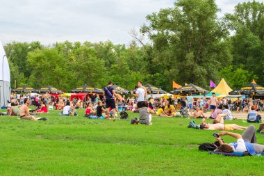 Kiev, Ukrayna, Temmuz 2018: - büyük bir grup insan bir piknik bir şehir Park'ta güzel bir yeşil çim üzerinde hafta sonu geçirmek. Açık havada.