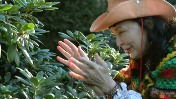 카우보이 모자와 여자는 자연의 아름다움을 즐기는 공원에서 부시를 합니다 사람들에 — 비디오