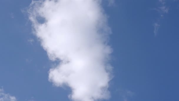 Nuvens Brancas Fofas Vasto Céu Azul Fundo Abstrato Natureza Close — Vídeo de Stock