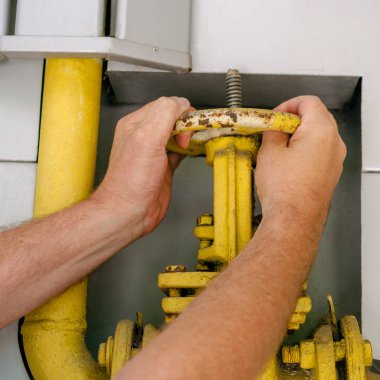 Adam açar veya denetim gazlar sisteme bir gaz boru Vana kapatır. İnstagram biçimi için kare. Yakın çekim.