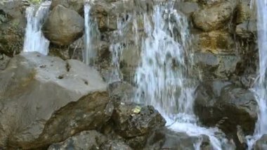 Art arda sıralı taşların üzerinde acele dağ nehir küçük şelale. Şelale yakın çekim.