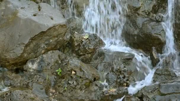 石の上のカスケードを急いで山川の小さな滝があります 滝クローズ アップ — ストック動画