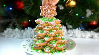 Gingerbread balıksırtı Noel ağacına, bir çelenk yanık hangi ışıkların çerçevede bir daire içinde dönüyor.