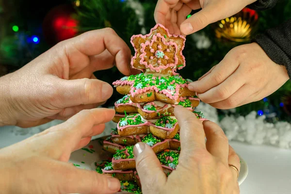 Human Hands Reach Pieces Gingerbread Tree Background Christmas Tree Which — Stock Photo, Image