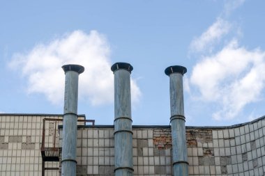 Eski kazan dairesi mavi gökyüzüne karşı borular. Endüstriyel arka plan. Ortalama planı.