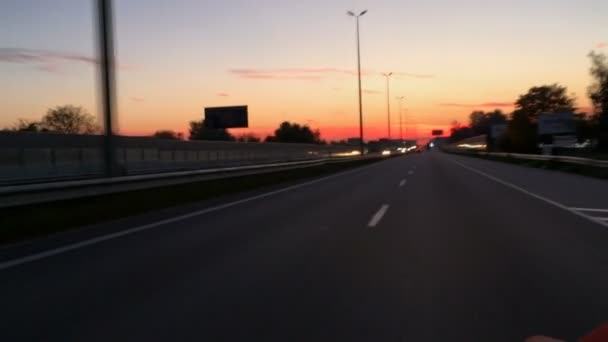 Movimento Rápido Noite Pôr Sol Estrada Com Uma Faixa Divisória — Vídeo de Stock