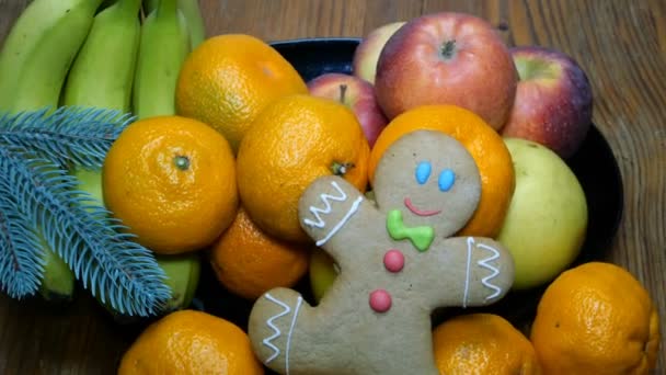 Pão Gengibre Caseiro Natal Forma Homenzinho Uma Mesa Madeira Entre — Vídeo de Stock