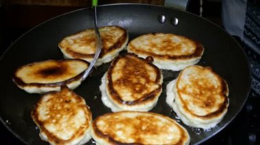 Homemade Pişirme. Yağ kaynar bir tavada kızarmış taze lezzetli gözleme pişirme. Krep - Rusça, geleneksel kahvaltı bir Ukraynalı mutfak ve mutfak diğer ülkelerin dünya.