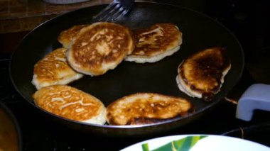 Homemade Pişirme. Yağ kaynar bir tavada kızarmış taze lezzetli gözleme pişirme. Krep - Rusça, geleneksel kahvaltı bir Ukraynalı mutfak ve mutfak diğer ülkelerin dünya.