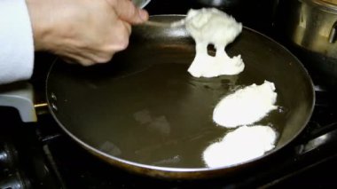 Homemade Pişirme. Yağ kaynar bir tavada kızarmış taze lezzetli gözleme pişirme. Krep - Rusça, geleneksel kahvaltı bir Ukraynalı mutfak ve mutfak diğer ülkelerin dünya.