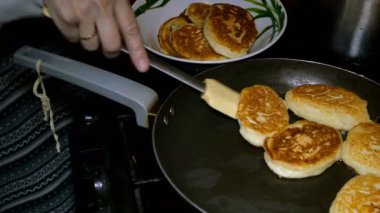 Homemade Pişirme. Yağ kaynar bir tavada kızarmış taze lezzetli gözleme pişirme. Krep - Rusça, geleneksel kahvaltı bir Ukraynalı mutfak ve mutfak diğer ülkelerin dünya.