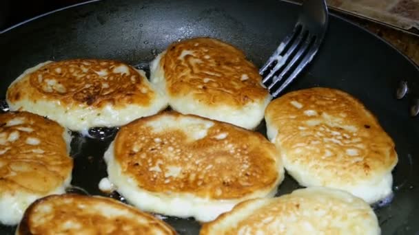 自家製パンします 油を沸騰鍋で揚げた新鮮なおいしいパンケーキを調理します パンケーキ ロシア語 伝統的な朝食 ウクライナ料理と世界の他の国の台所 — ストック動画