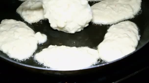 Homemade Pişirme Yağ Kaynar Bir Tavada Kızarmış Taze Lezzetli Gözleme — Stok video