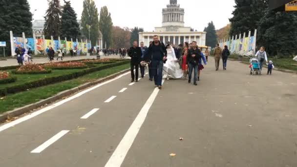 Kiev Oekraïne Oktober 2018 Mensen Lopen Hun Vrijetijd Doorbrengen Stadspark — Stockvideo