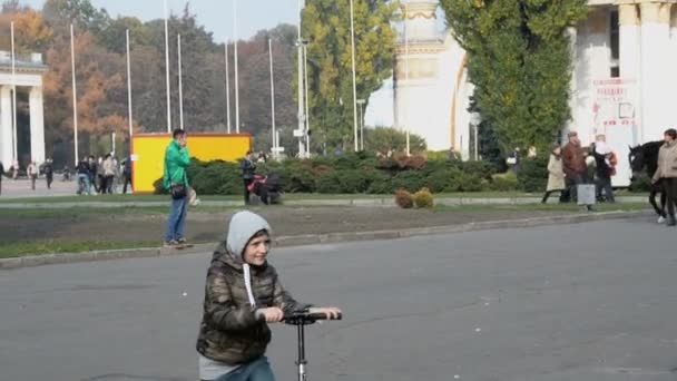 Kiev Ucraina Ottobre 2018 Persone Camminano Trascorrono Loro Tempo Libero — Video Stock