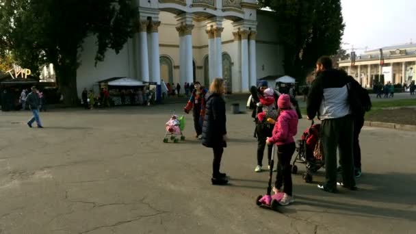 キエフ ウクライナ 2018年 散歩の人々 キエフのエキスポ センター都市公園における彼らの余暇を過ごす — ストック動画