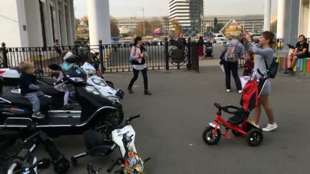 Kiev Ukrayna Ekim 2018 Yürüyüş Insanlar Şehir Parkı Kiev Expo — Stok video