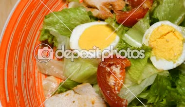 Sezar salata kırmızı plaka. Sezar salatası kavrulmuş tavuk göğsü, marul, domates, kaşar peyniri oluşur. Avrupa mutfağı ve diğer ülkelerin dünya mutfakları popüler çanak.