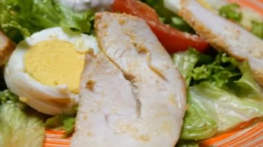 Sezar salata kırmızı plaka. Sezar salatası kavrulmuş tavuk göğsü, marul, domates, kaşar peyniri oluşur. Avrupa mutfağı ve diğer ülkelerin dünya mutfakları popüler çanak.