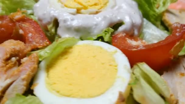 Caesar Salad Red Plate Caesar Salad Consists Roasted Chicken Breast — Stock Video