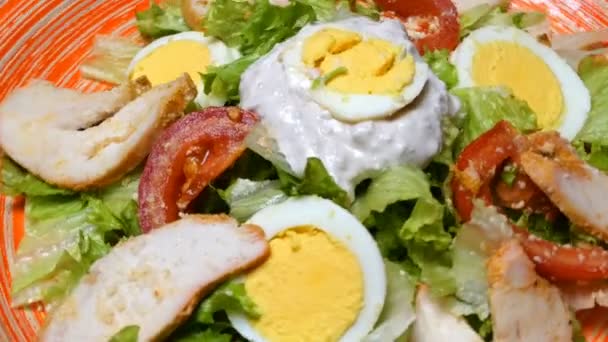 Sezar Salata Kırmızı Plaka Sezar Salatası Kavrulmuş Tavuk Göğsü Marul — Stok video
