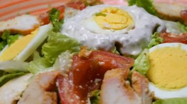 Sezar salata kırmızı plaka. Sezar salatası kavrulmuş tavuk göğsü, marul, domates, kaşar peyniri oluşur. Avrupa mutfağı ve diğer ülkelerin dünya mutfakları popüler çanak.
