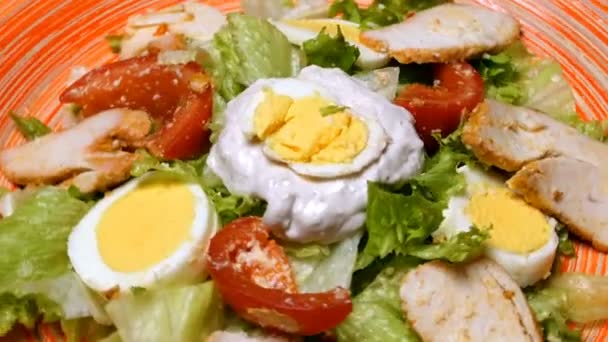 红色盘子里的凯撒沙拉凯撒沙拉包括烤鸡胸肉 冰山生菜 西红柿 帕玛森奶酪 欧洲美食和世界其他国家的美食 — 图库视频影像