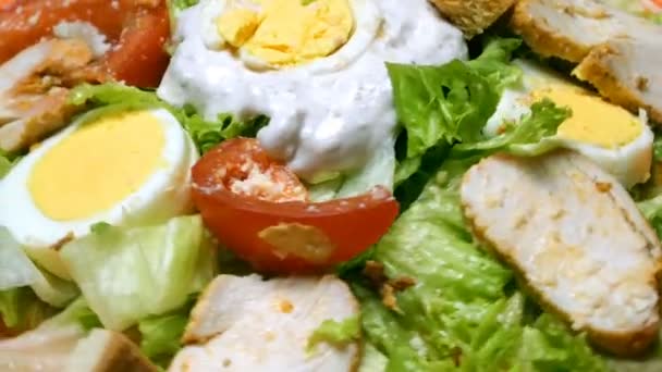 Ensalada César Plato Rojo Ensalada César Consiste Pechuga Pollo Asada — Vídeo de stock