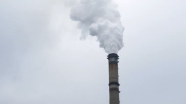 Endüstriyel duman ve dioksit atmosferik hava kirliliği. Boru duman ve termal istasyon Buhar. Bulutlu günde çalışır. Çevre kirliliği.