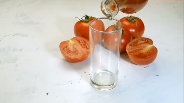明るい背景での飲料のガラス水差しから注ぐ新鮮なトマト ジュース — ストック動画
