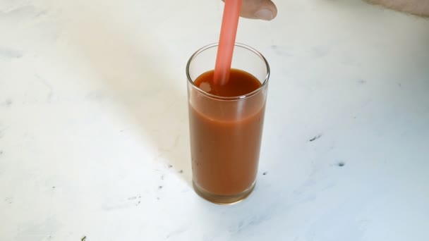 Verse Tomatensap Uit Een Kruik Gieten Een Drinkglas Lichte Achtergrond — Stockvideo