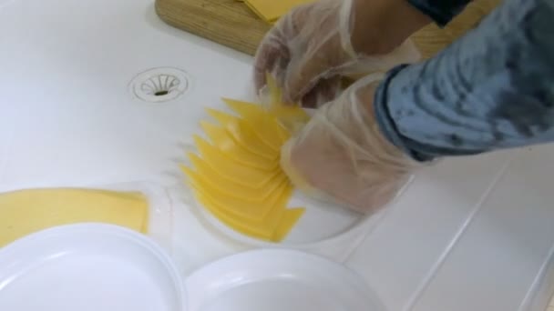 Руки Защитных Перчатках Выложили Сыр Пластиковую Тарелку — стоковое видео