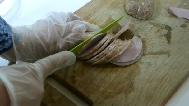 Mãos Humanas Cortam Salsicha Salame Com Faca Cozinha — Vídeo de Stock