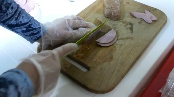 Menschenhände Schneiden Wurst Oder Salami Mit Küchenmesser Auf — Stockvideo