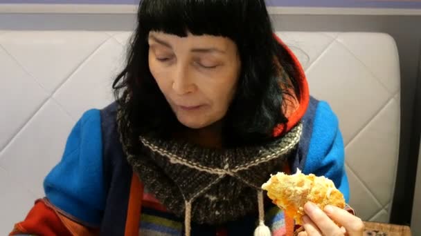 Žena Světlé Oblečení Pizzu Pije Kávu Sedí Gauči — Stock video