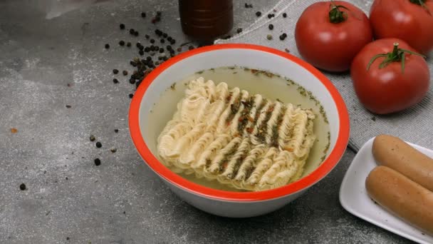 Preparación Fideos Comida China Asiática Con Agua Hervida Tazón Blanco — Vídeos de Stock