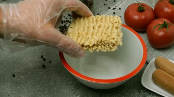 그릇에 물으로 아시아 국수의 향신료와 토마토 파스타 사용된 집에서 — 비디오